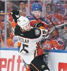  ?? Codie McLachlan Getty Images ?? RYAN GETZLAF, who had two goals to become the Ducks’ playoff leader, battles on the boards with the Oilers’ Oscar Klef bom.