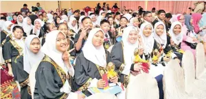  ??  ?? ANTARA murid Tahun 6 yang diraikan pada Majlis Konvokesye­n 2017.