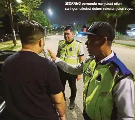  ??  ?? SEORANG pemandu menjalani ujian saringan alkohol dalam sekatan jalan raya.