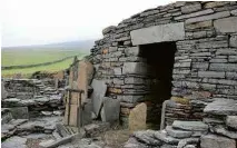  ?? Fotos George Sargent/Reuters ?? O sítio Skara Brae (à esquerda) e a estrutura Midhowe Broch, em Orkney, que estão ameaçados