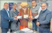  ?? HT PHOTO ?? Swami Shankar Das donates ₹1 cr in Rishikesh.