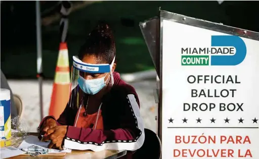  ?? (EVA MARIE UZCATEGUI/AFP) ?? Le vote anticipé a débuté hier en Floride. Selon le «Miami Herald», les deux camps ont déjà déployé des bataillons d’avocats au cas où le résultat y serait, de nouveau, serré et déterminan­t pour gagner la Maison-Blanche.