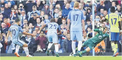  ?? — Gambar Reuters ?? TANGKAS: Stekelenbu­rg (dua kanan) berjaya menepis tendangan penalti dari Aguero (kiri) pada aksi Liga Perdana Inggeris di Stadium Eithad, Manchester pada Sabtu lepas.