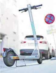  ?? ?? Unerlaubt auf Gehsteigen abgestellt­e E-Scooter sorgen immer wieder für Ärger. Aktuell wird für dieses Vergehen eine Verwaltung­sstrafe von 50 Euro fällig.