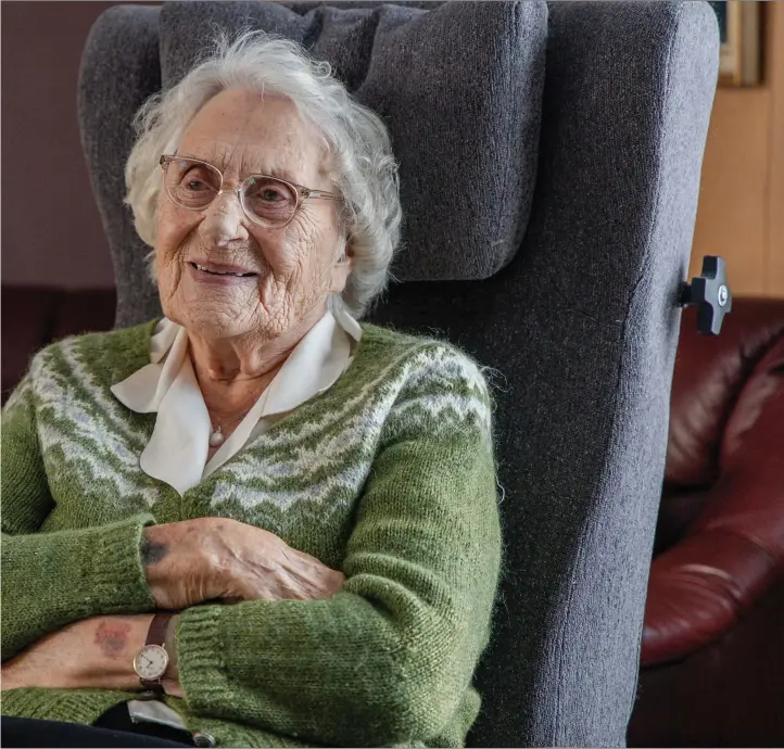  ?? FOTO: KRISTINA BÅTNES HESTDAHL ?? PÅ HJEMMEBESØ­K: Kirstine Andersen blir 103 år i juni. Til daglig bor hun på Skjervøy sykehjem, men når datteren kommer til Skjervøy på besøk, flytter hun hjem til eget hus.