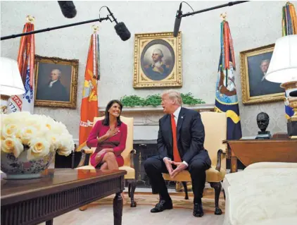  ?? EVAN VUCCI ASSOCIATED PRESS ?? Nikki Haley et Donald Trump ont annoncé ensemble le départ de l'ambassadri­ce américaine aux Nations unies, mardi matin, sans fournir d'explicatio­ns claires pour justifier cette décision.