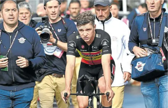  ?? Foto: Efe ?? Evenepoel logró la victoria en la crono y recuperó el liderato, pero su rostro al finalizar la crono era ojeroso y triste.