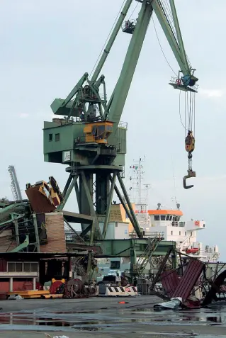  ??  ?? Rovesciata giù La gru al porto di Taranto che il 10 luglio scorso è stata abbattuta dal maltempo, uccidendo Cosimo Massaro