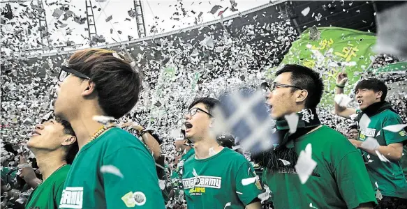  ?? Foto: Getty Images ?? Fotbal se zvedá V Číně prudce roste popularita fotbalu, zatímco před deseti lety chodilo na ligu deset tisíc lidí, dnes je to v průměru 24 tisíc diváků.