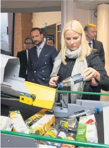  ?? Hansen, Tom/Action Press/picturedes­k.com ?? Norwegens Kronprinze­ssin, Mette-Marit, 2014 bei einem Besuch der Firma Tomra. Abfallrecy­cling als Trend der Zukunft auch an der Börse.