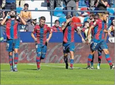  ??  ?? CONJURA. Los futbolista­s del Levante, durante un partido.