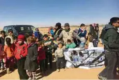  ??  ?? SUKARELAWA­N Muslim Care menyerahka­n bantuan kepada pelarian di sempadan Syria-Jordan.