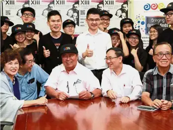  ??  ?? Happy gathering: Dr Ling (with cap) with (sitting, from left) MMLM member Tan Sri Datuk Sri Dr Ng Yen Yen, MMLM deputy chairman Dr Milton Lum Siew Wah, UTAR president Prof Datuk Dr Chuah Hean Teik, MMLM member Datuk Lim Si Cheng, Memory Competitio­n judges Teo Kim Foo (behind Dr Ling, in white) and West Wong (behind Dr Ling, in black), as well as UTAR students at UTAR, Sungai Long campus.