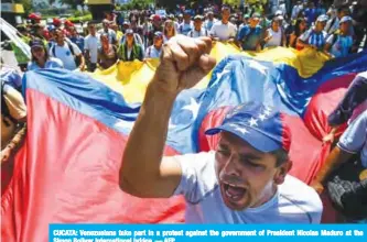  ??  ?? CUCATA: Venezuelan­s take part in a protest against the government of President Nicolas Maduro at the Simon Bolivar Internatio­nal bridge. — AFP