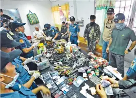  ?? SUNSTAR FOTO / AMPER CAMPAÑA ?? JAIL OPS. Law enforcers conduct inventory of the items they seized during their greyhound operation inside the Cebu Provincial Detention and Rehabilita­tion Center