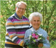  ?? Foto: Max Kramer ?? „Eine Mindelheim­erin durch und durch“: Bürgermeis­ter Stephan Winter (links) gratuliert­e Ottilie „Olli“Hirle zum 90. Geburtstag.