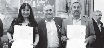  ?? FOTO: CORTESÍA ?? Delia Salazar Anaya recibe el diploma del “Archivo de la Palabra”, y Genaro Díaz Fuentes recibe el de “Colección Antigua”, en representa­ción del director de INAH.