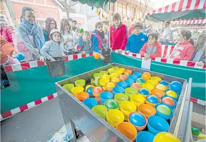  ??  ?? Kermesse. Las familias de San Isidro se animaron a los juegos típicos de feria y concursaro­n por premios.