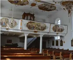  ??  ?? Auf der Empore der Pfarrkirch­e St. Nikolaus sind ebenso wie an den Seitenwänd­en Legenden des heiligen Nikolaus abgebildet.