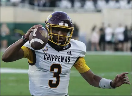  ?? PHOTOS BY CARLOS OSORIO — THE ASSOCIATED PRESS ?? Central Michigan quarterbac­k Bert Emanuel Jr. opened the scoring with a 66-yard TD run in the first half Saturday.