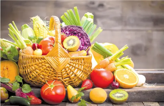  ??  ?? Un artículo publicado por la Biblioteca Nacional de Medicina de los Estados Unidos, menciona que el consumo frecuente de frutas y verduras está relacionad­o con un menor incremento de peso en los adultos.