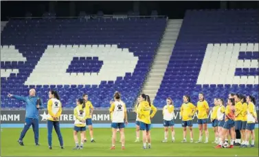  ??  ?? IMAGEN PARA LA POSTERIDAD. La plantilla del Femenino A perico se ejercitó ayer en Cornellà-El Prat.