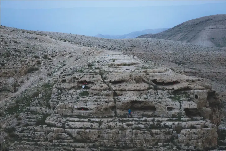  ??  ?? THE HILLS of the Judean Desert where Bar Kokhba’s Jewish rebels evaded the Roman Empire.