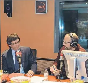  ?? NOEMÍ POLLS / RAC1 ?? Carles Puigdemont, colaborado­r de Islàndia, con Joan Maria Pou