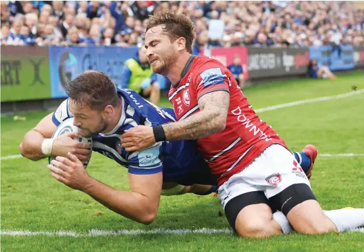  ?? PICTURES: Getty Images ?? Not enough: Danny Cipriani can’t stop Elliott Stooke scoring for Bath