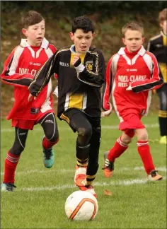  ??  ?? Shane Reddy of Rathnure steals a march on Bunclody duo Oisín O’Leary and Adam Dunne.