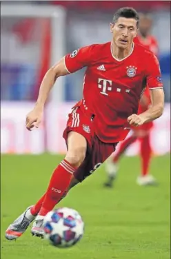  ??  ?? Lewandowsk­i será el gran peligro esta noche para el Barça.