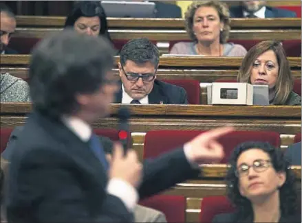  ?? XAVIER GÓMEZ ?? Una pequeña urna de cartón ocupó ayer el escaño de Irene Rigau, ausente del Parlament por el juicio del 9-N