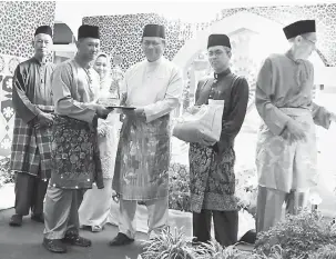  ??  ?? TAHNIAH: Dr Abdul Rahman menyampaik­an hadiah kepada para pemenang pada Majlis Penangguha­n Ujian Tilawah Al-Quran Peringkat Bahagian Kuching di Kampung Telaga Air, malam kelmarin.