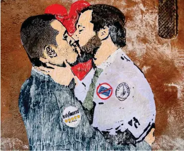  ?? Foto: dpa/Andrew Medichini ?? Ein Graffito in Rom zeigt den Fünf-Sterne-Chef Luigi Di Maio und Lega-Chef Matteo Salvini.