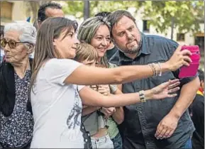  ?? LUIS TATO ?? Oriol Junqueras participa en una selfie en Sant Cugat del Vallès