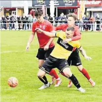  ?? SOBE ?? Gal Zinic (vorne) erzielte beim Schlagersp­iel zwischen Maria Gail und Faakersee (1. B) den entscheide­nden Treffer zum 0:1