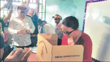  ??  ?? Xiomara Castro y Manuel Zelaya Rosales votaron en la comunidad de El Espino, en Olancho. 3