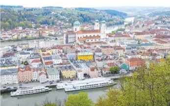  ?? FOTO: STEPHAN BRÜNJES ?? Von der Veste Oberhaus aus bietet sich ein Panorama-Postkarten­blick auf Passau.