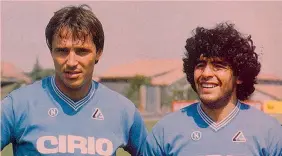  ?? AFP ?? Daniel Bertoni, 67 anni, in azzurro con Diego Armando Maradona: il centrocamp­ista ha giocato a Napoli due stagioni, dal 1984 al 1986, con 53 presenze in Serie A