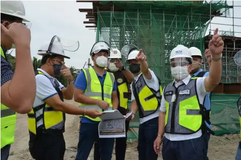  ?? (Contribute­d photo) ?? NLEX CONNECTOR. Officials of DPWH and NLEX Corp. are accelerati­ng the constructi­on of the first five-kilometer section of NLEX Connector from Caloocan Interchang­e, C3 to España, Manila.