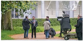  ??  ?? © Gaël Cotonnec. La série Chef diffusée sur France 2, avec en tête d’affiche Clovis Cornillac, a également été tournée en partie au château de Groussay. « À l’instar de François-xavier Demaison, Clovis Cornillac est une personne absolument charmante »,...