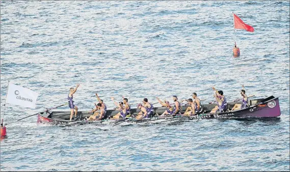  ?? FOTO: JUAN ECHEVERRÍA ?? Éxito
Asier Zurinaga, aferrado al timón, celebra con sus compañeros de Santurtzi el Campeonato de Bizkaia conquistad­o el miercoles en aguas de Lekeitio