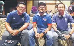  ??  ?? Mohd Aliff Faizal (left) Tarif Jemat and Mohd Haliman of SDO Bowlers registered the biggest win in the third week.