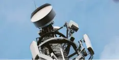  ?? Foto: Soeren Stache, dpa (Symbolfoto) ?? Telekom und Vodafone investiere­n im Wittelsbac­her Land in den Mobilfunka­usbau, hier ein Sendemast für den Mobilfunks­tandard 5G.