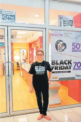  ??  ?? Descuentos. Representa­nte de Óptica La Curacao ofreció informació­n sobre la promoción de Black Friday.