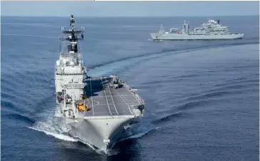  ??  ?? Photo ci-contre :
Des navires de guerre devraient être envoyés par l’Union européenne, fin mars 2020, dans les eaux à l’est de la Libye, pour contrôler le respect de l’embargo décrété par les Nations Unies sur les livraisons d’armes à ce pays, que la Turquie (entre autres) est accusée de violer. Une opération qui remplacera la mission « Sophia » (photo), en renonçant à son volet de lutte contre les trafiquant­s d’êtres humains. (© EUNAVFOR MED, 2016)