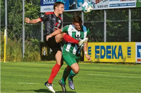  ?? Archivfoto: Thorsten Jordan ?? Nach den Flitterwoc­hen ist Rainer Storhas (links) wieder dabei, wenn die Landsberge­r am Samstag in Oberweiker­tshofen spielen.