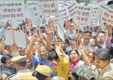  ?? SUSHIL KUMAR/HT ?? AAP supporters protest against EVM tampering outside the Election Commission of India's office in New Delhi on Thursday.