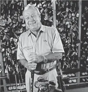  ?? EILEEN BLASS/ USA TODAY ?? Arnold Palmer tinkered around with golf clubs and had a wall full of them in his workshop in Latrobe, Pennsylvan­ia, in 2009.