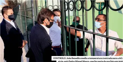  ??  ?? CONTROLO. João Benedito mediu a temperatur­a à entrada para a AG; atrás, está Pedro Miguel Moura, que fez parte da sua lista em 2018